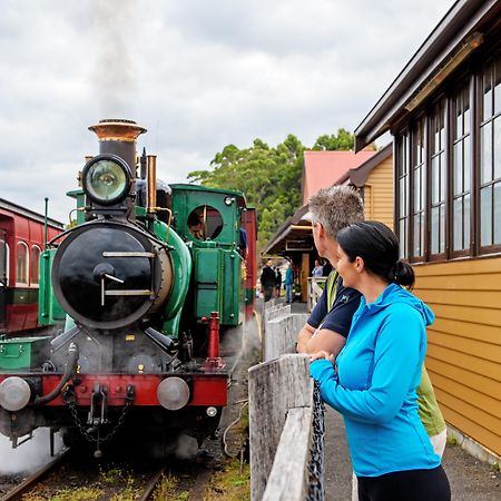 Strahan Village Bagian luar foto