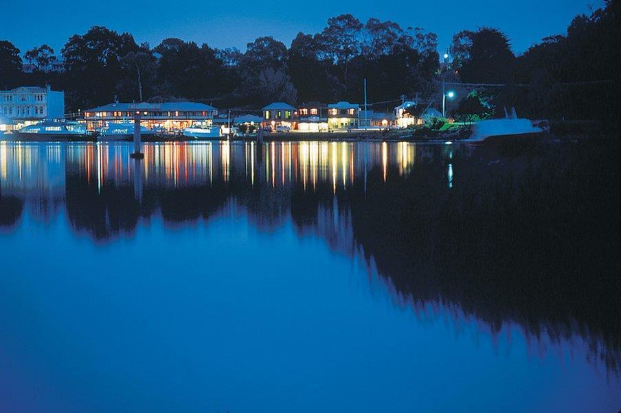 Strahan Village Bagian luar foto