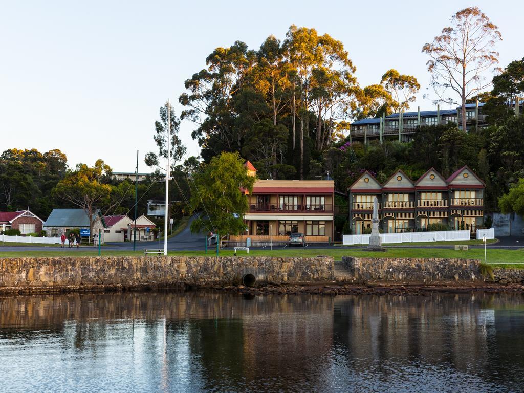 Strahan Village Bagian luar foto