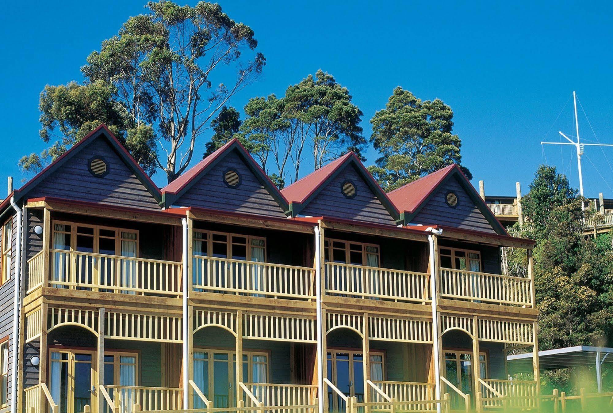 Strahan Village Bagian luar foto