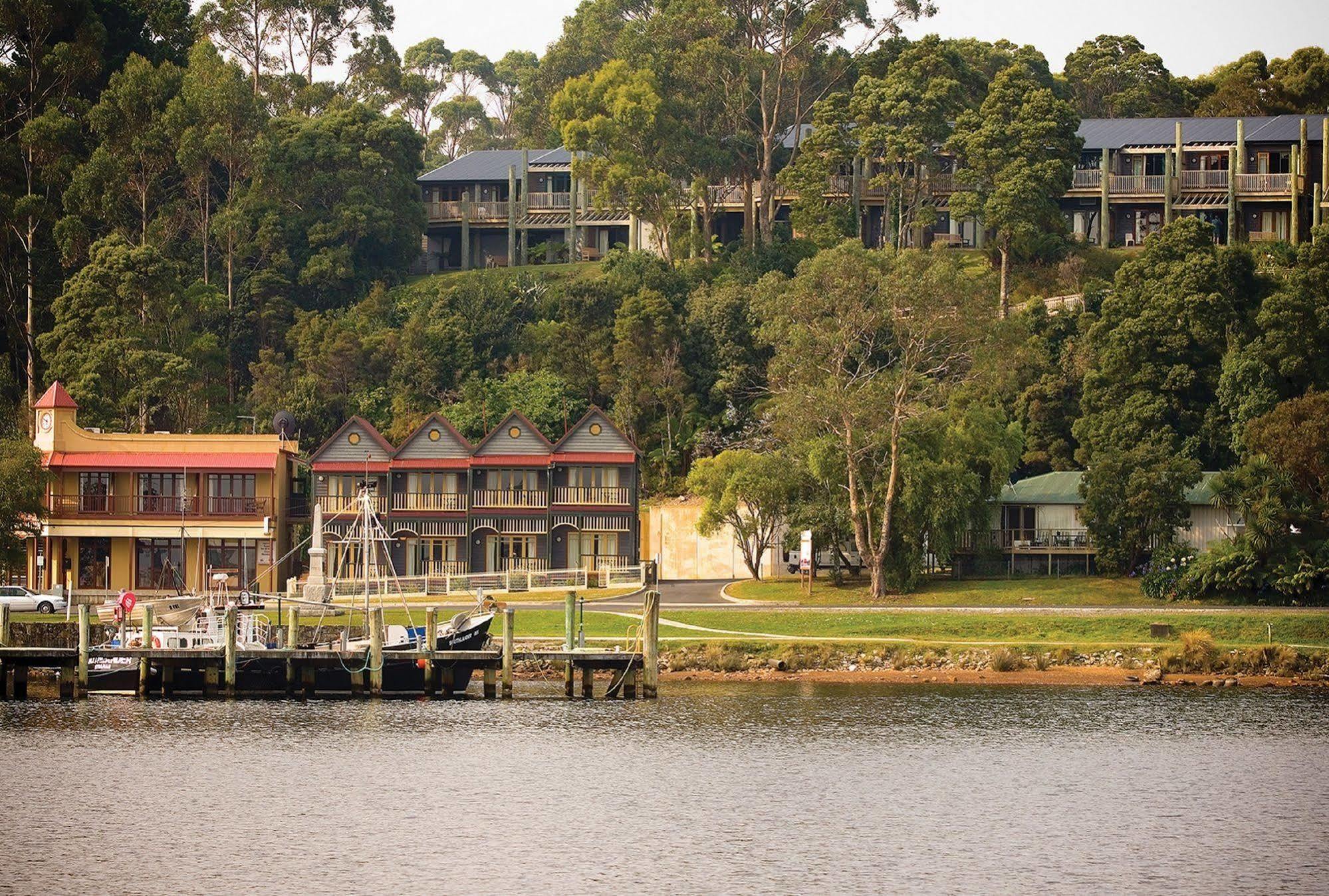Strahan Village Bagian luar foto