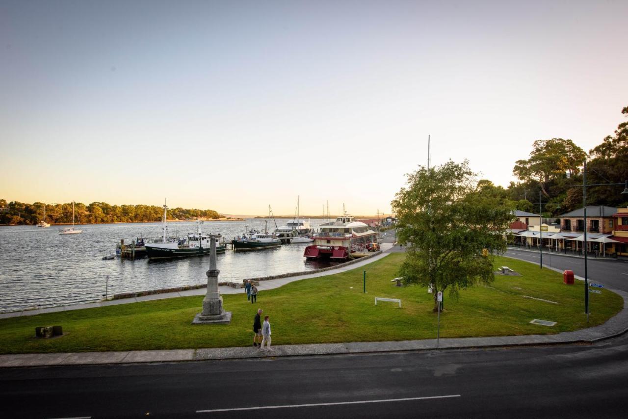 Strahan Village Bagian luar foto