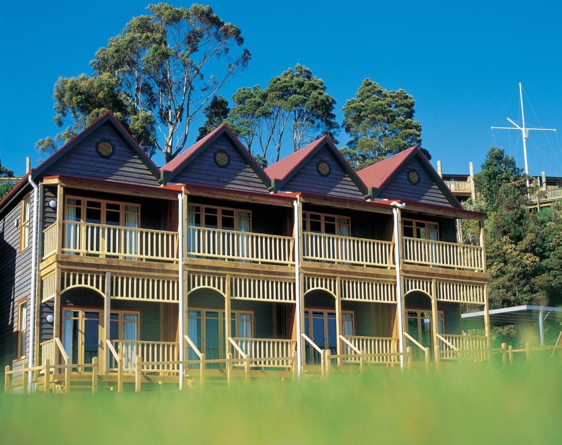 Strahan Village Bagian luar foto